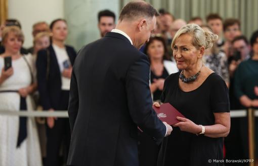 Prezydent RP Andrzej Duda wręczajacy nominację profesorską Katarzynie Grabowskiej